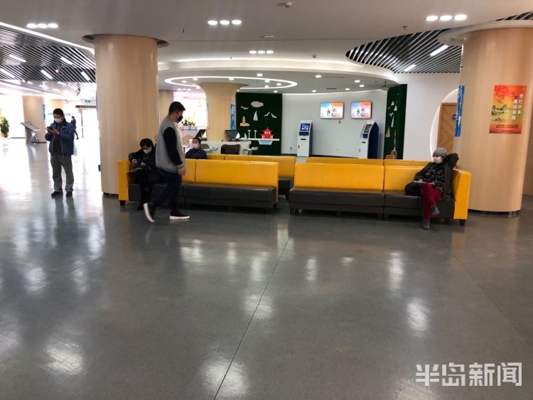 『距离』我和你最好的距离：1米 青岛就业服务中心大厅拉起隔离线