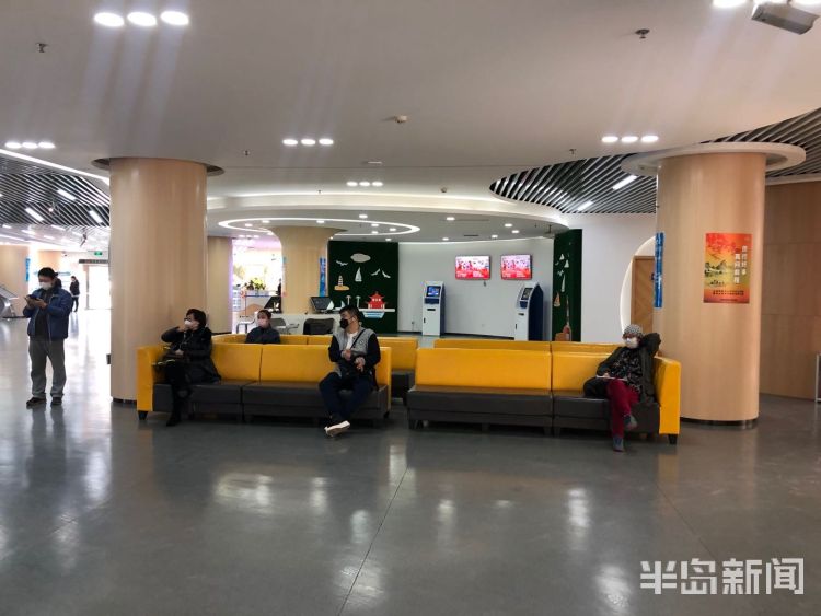 『距离』我和你最好的距离：1米 青岛就业服务中心大厅拉起隔离线