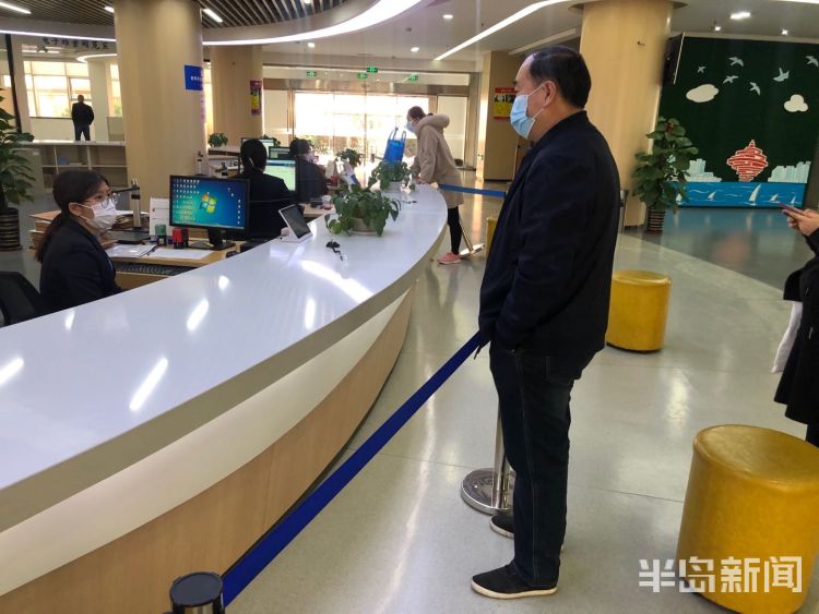 『距离』我和你最好的距离：1米 青岛就业服务中心大厅拉起隔离线