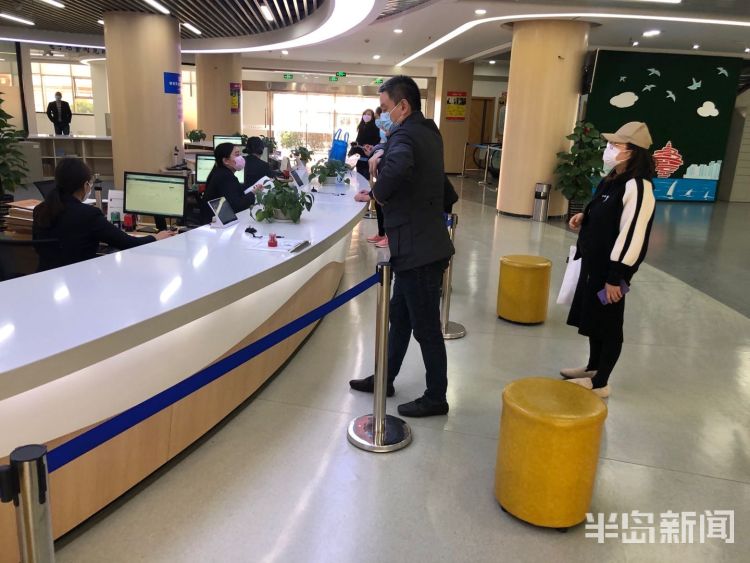 『距离』我和你最好的距离：1米 青岛就业服务中心大厅拉起隔离线