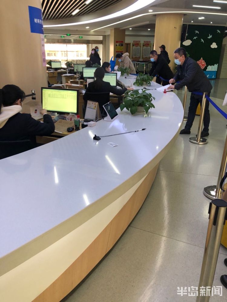 『距离』我和你最好的距离：1米 青岛就业服务中心大厅拉起隔离线