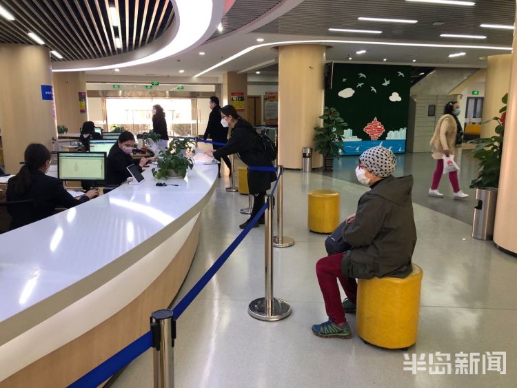 『距离』我和你最好的距离：1米 青岛就业服务中心大厅拉起隔离线