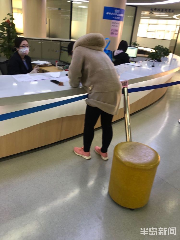 『距离』我和你最好的距离：1米 青岛就业服务中心大厅拉起隔离线