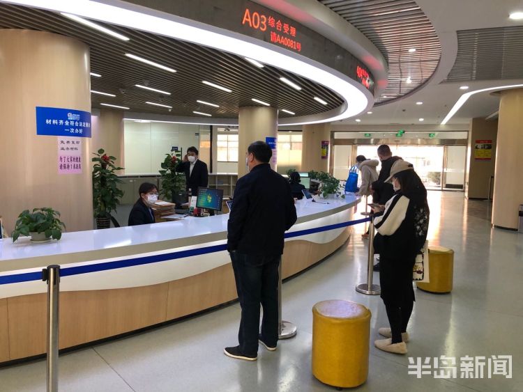 『距离』我和你最好的距离：1米 青岛就业服务中心大厅拉起隔离线