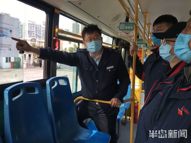 「扫码」持“荣誉卡”的青岛市民免费乘公交车 无需扫码实名登记