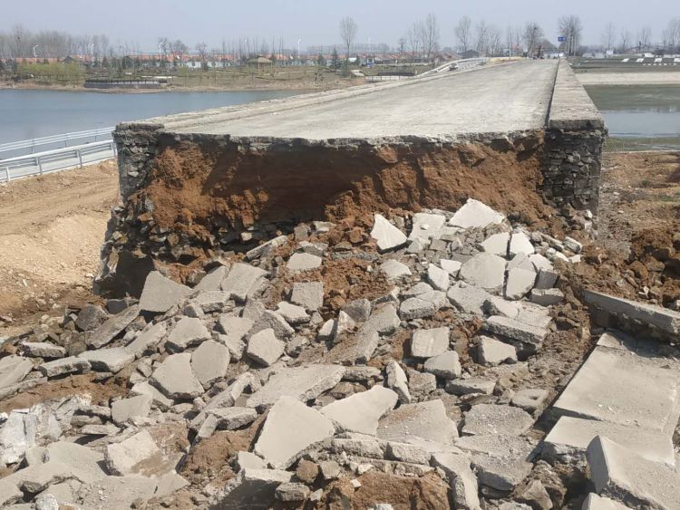 两镇■西海岸新区吉利河桥拆除重建工程启动 预计12月底前完工