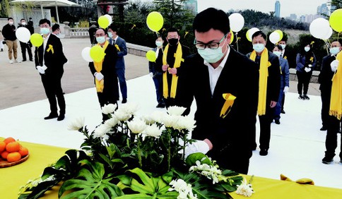 青岛首次举行代祭仪式 同时倡导网上祭扫寄托哀思