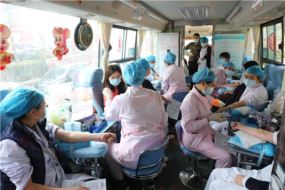 无偿献血■为战“疫”助力为生命接力 青岛中心医院开展无偿献血活动