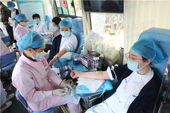 无偿献血■为战“疫”助力为生命接力 青岛中心医院开展无偿献血活动