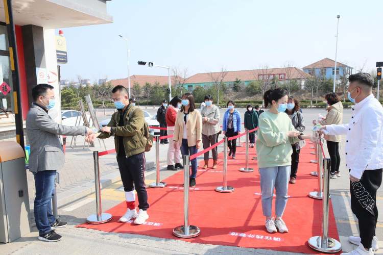 开学：高三学生4月15日开学 记者探访青岛高中、职校、中小学开学筹备情况