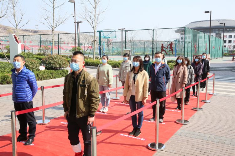 开学：高三学生4月15日开学 记者探访青岛高中、职校、中小学开学筹备情况