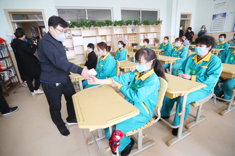 开学：高三学生4月15日开学 记者探访青岛高中、职校、中小学开学筹备情况