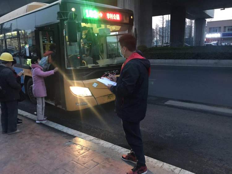 『扫码』乘车不会扫码别担心 李沧巴士派志愿者实行“车外实名登记”