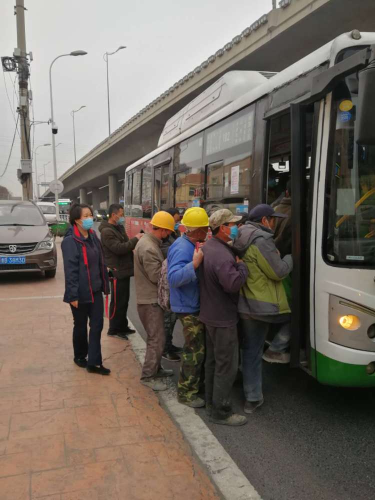 『扫码』乘车不会扫码别担心 李沧巴士派志愿者实行“车外实名登记”