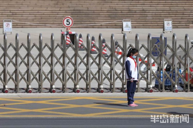 #逝者#缅怀逝者、致敬英雄 青岛市民、交警驻足脱帽默哀