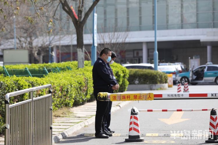 #逝者#缅怀逝者、致敬英雄 青岛市民、交警驻足脱帽默哀