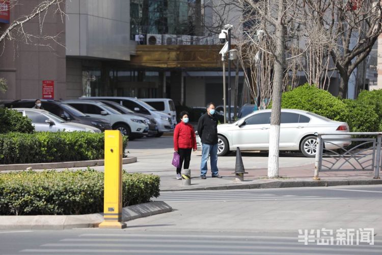 #逝者#缅怀逝者、致敬英雄 青岛市民、交警驻足脱帽默哀