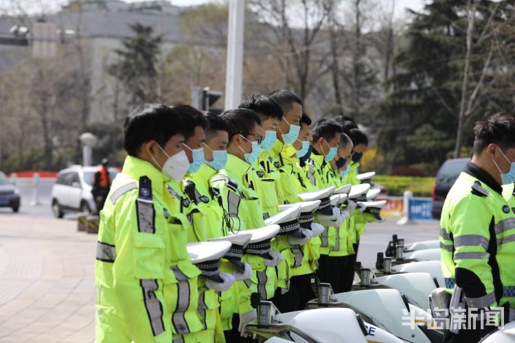 #逝者#缅怀逝者、致敬英雄 青岛市民、交警驻足脱帽默哀