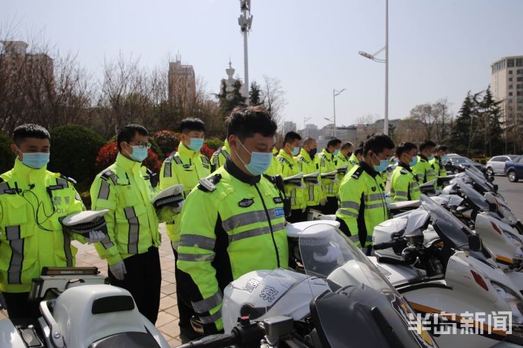 #逝者#缅怀逝者、致敬英雄 青岛市民、交警驻足脱帽默哀