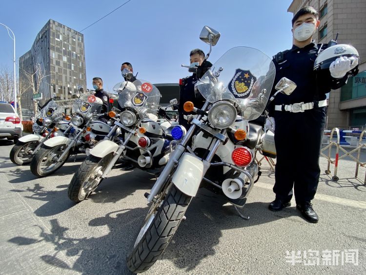 #逝者#缅怀逝者、致敬英雄 青岛市民、交警驻足脱帽默哀