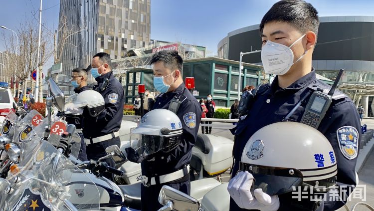 #逝者#缅怀逝者、致敬英雄 青岛市民、交警驻足脱帽默哀