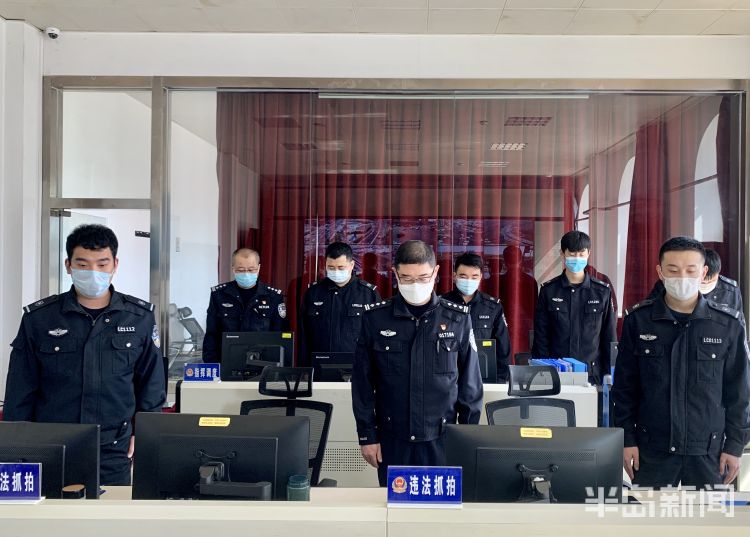 #逝者#缅怀逝者、致敬英雄 青岛市民、交警驻足脱帽默哀