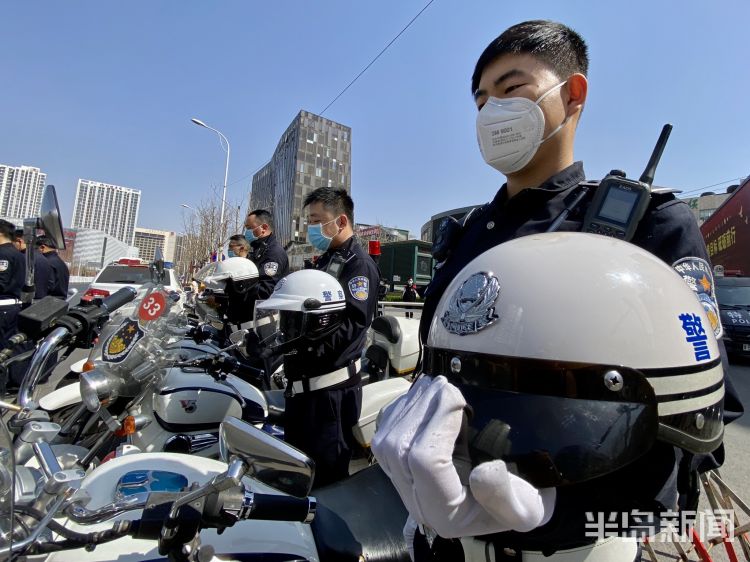 #逝者#缅怀逝者、致敬英雄 青岛市民、交警驻足脱帽默哀