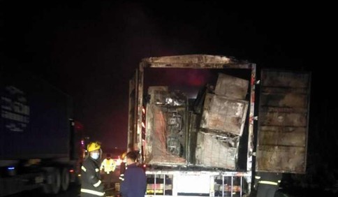 4日凌晨一货车在胶州湾高速上起火 50万元货物付之一炬