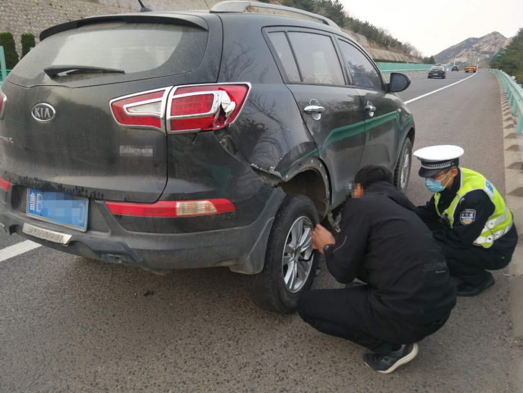 『暖心』青岛同三高速交警救助事故私家车 疏通保畅护平安