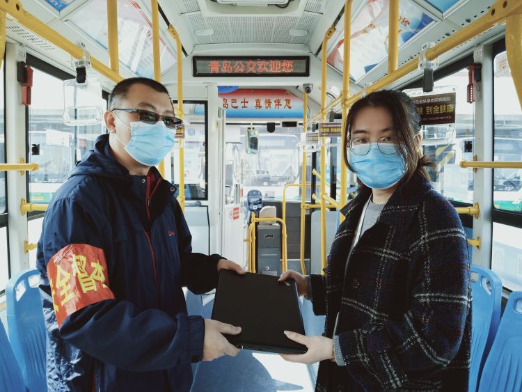 『拾金不昧』公交319路驾驶员帮乘客找回遗失电脑获点赞