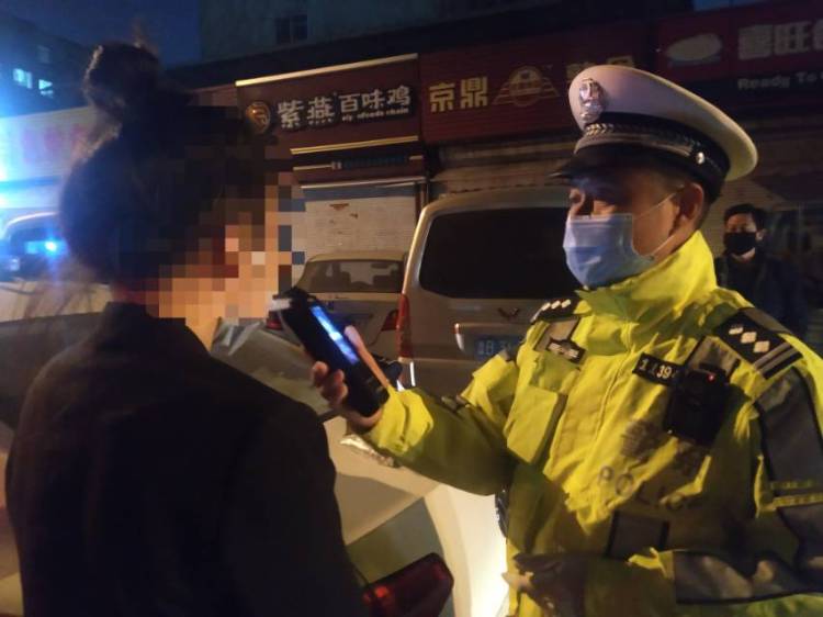 『被查获』见到交警就想躲 俩酒司机涉嫌醉驾被李沧交警查获