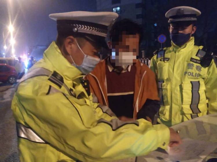 『被查获』见到交警就想躲 俩酒司机涉嫌醉驾被李沧交警查获