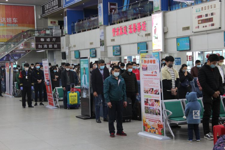 「默哀」青岛公共交通“停滞”三分钟 向逝者默哀 激励生者前行