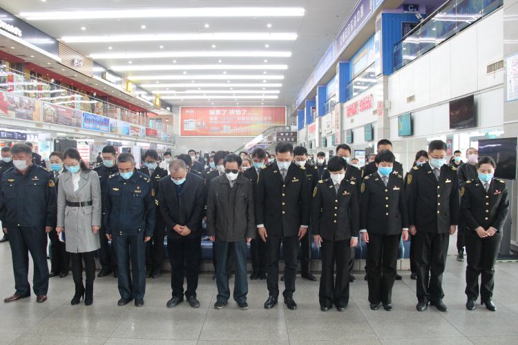 「默哀」青岛公共交通“停滞”三分钟 向逝者默哀 激励生者前行