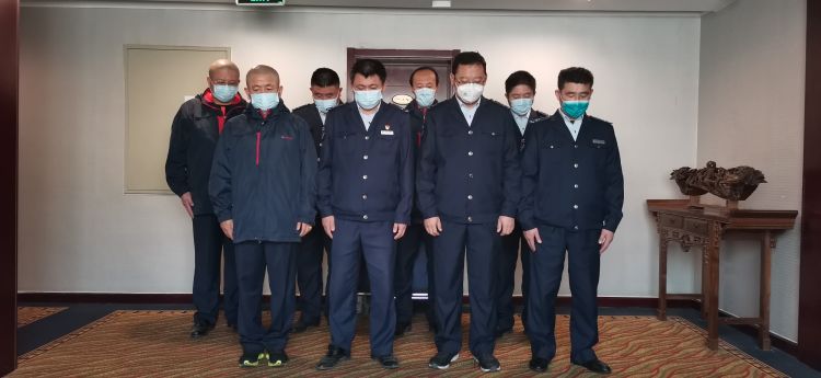 「默哀」青岛公共交通“停滞”三分钟 向逝者默哀 激励生者前行