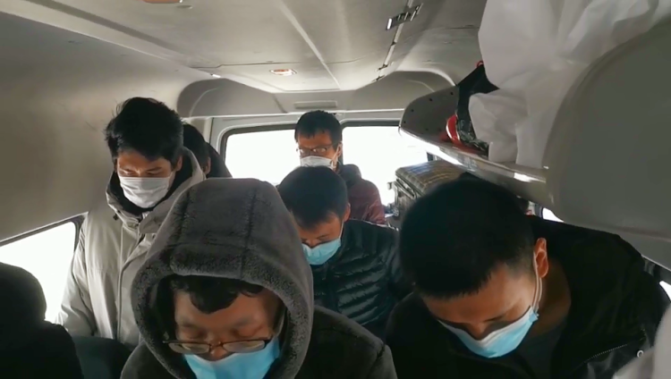 「默哀」青岛公共交通“停滞”三分钟 向逝者默哀 激励生者前行