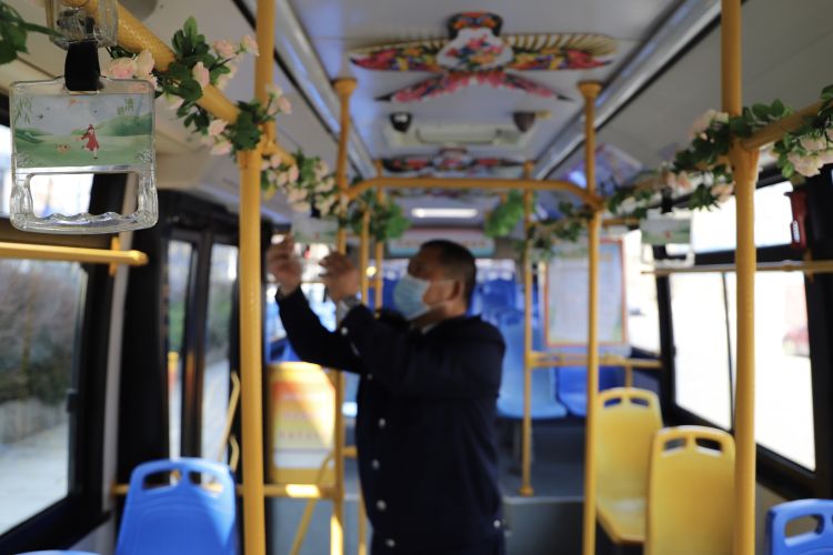 纸鸢@公交车内装点花草、纸鸢 倡导青岛市民“绿色”过清明