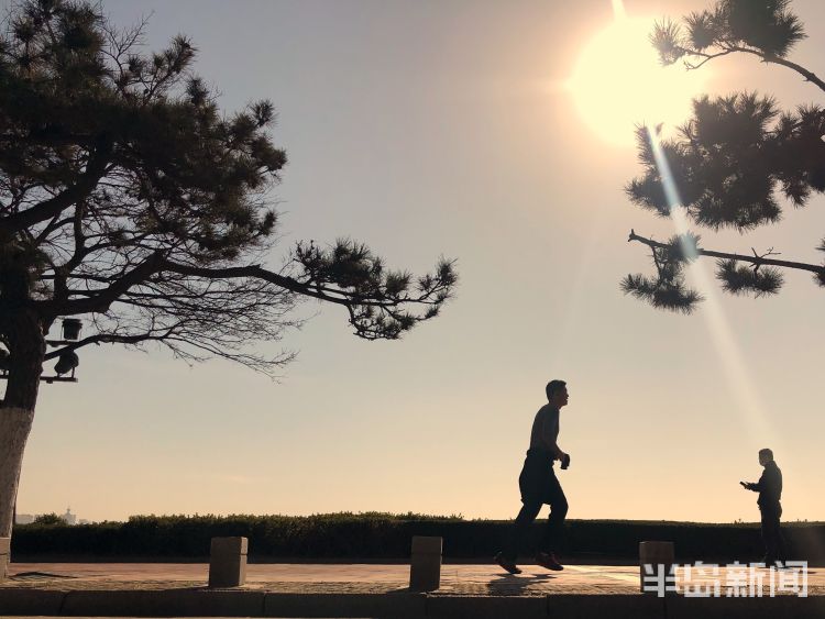 「晨练」青岛浮山湾三浴海边：晨练迎晨曦