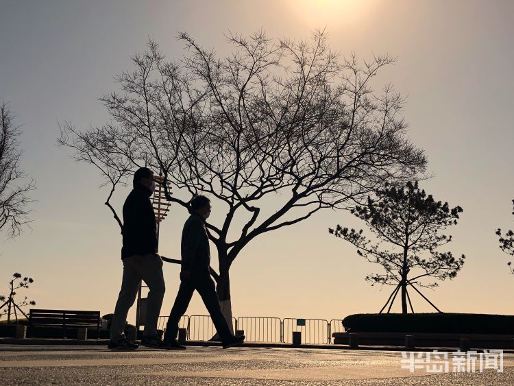 「晨练」青岛浮山湾三浴海边：晨练迎晨曦