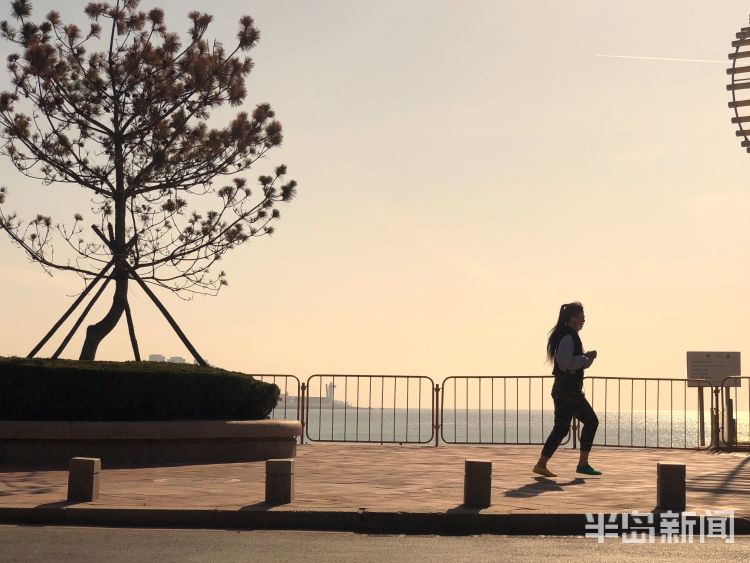 「晨练」青岛浮山湾三浴海边：晨练迎晨曦