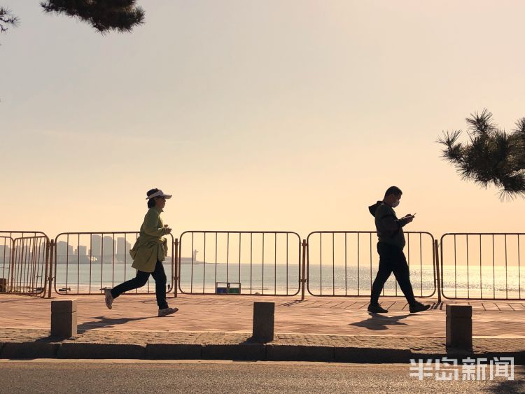 「晨练」青岛浮山湾三浴海边：晨练迎晨曦