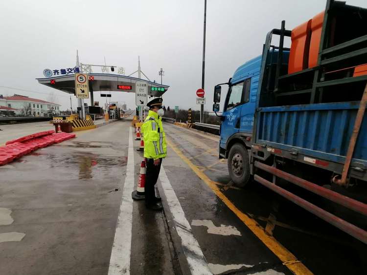 #新泰#青岛市交通执法支队查扣一非法运营“黑车”搭载八名乘客收取八百多元车费