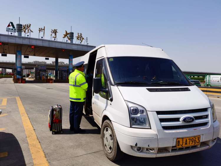 #新泰#青岛市交通执法支队查扣一非法运营“黑车”搭载八名乘客收取八百多元车费