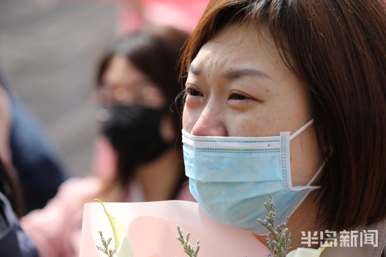 援鄂@青岛市12名援鄂医疗队员结束隔离返回家乡 与亲人同事团聚