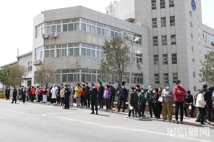 援鄂@青岛市12名援鄂医疗队员结束隔离返回家乡 与亲人同事团聚