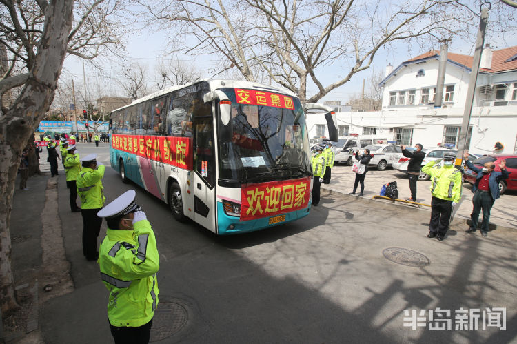援鄂@青岛市12名援鄂医疗队员结束隔离返回家乡 与亲人同事团聚