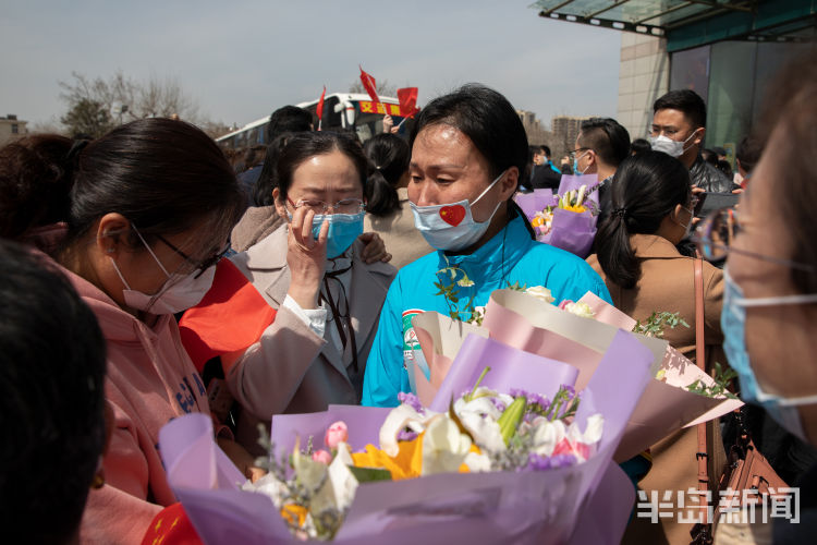 援鄂@青岛市12名援鄂医疗队员结束隔离返回家乡 与亲人同事团聚