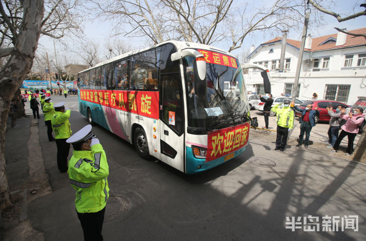 援鄂@青岛市12名援鄂医疗队员结束隔离返回家乡 与亲人同事团聚