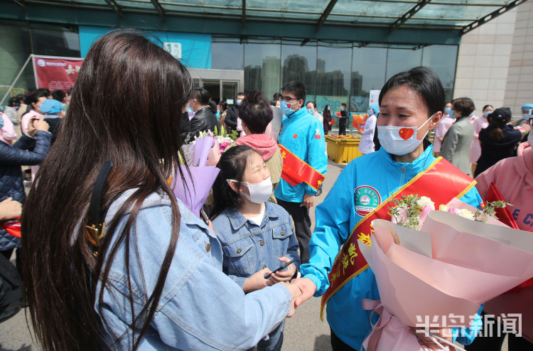 援鄂@青岛市12名援鄂医疗队员结束隔离返回家乡 与亲人同事团聚