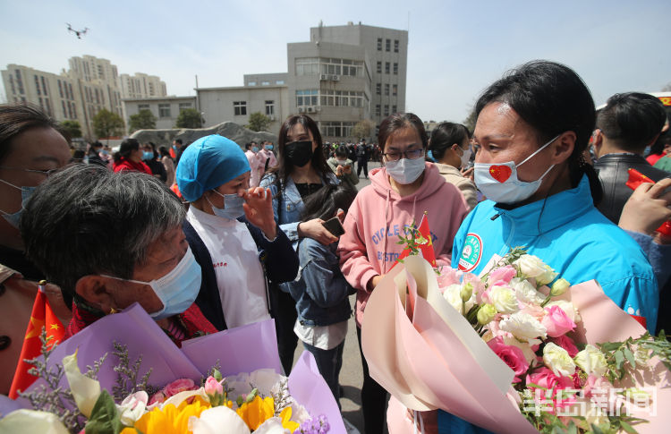 援鄂@青岛市12名援鄂医疗队员结束隔离返回家乡 与亲人同事团聚
